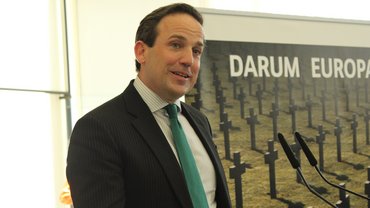 Ein Herr im Anzug trägt etwas vor