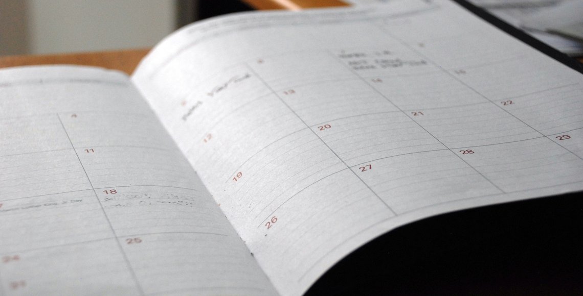 Symbolbild: ein aufgeklappter Kalender